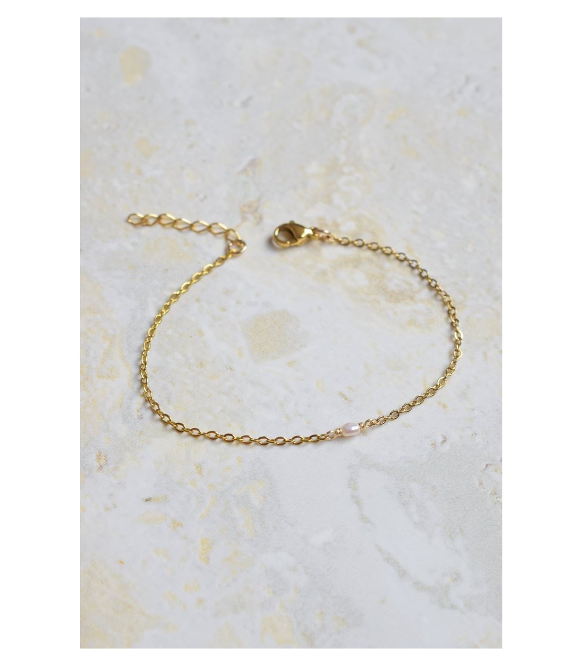 bracelet fine chaine dorée avec une petite perle de culture