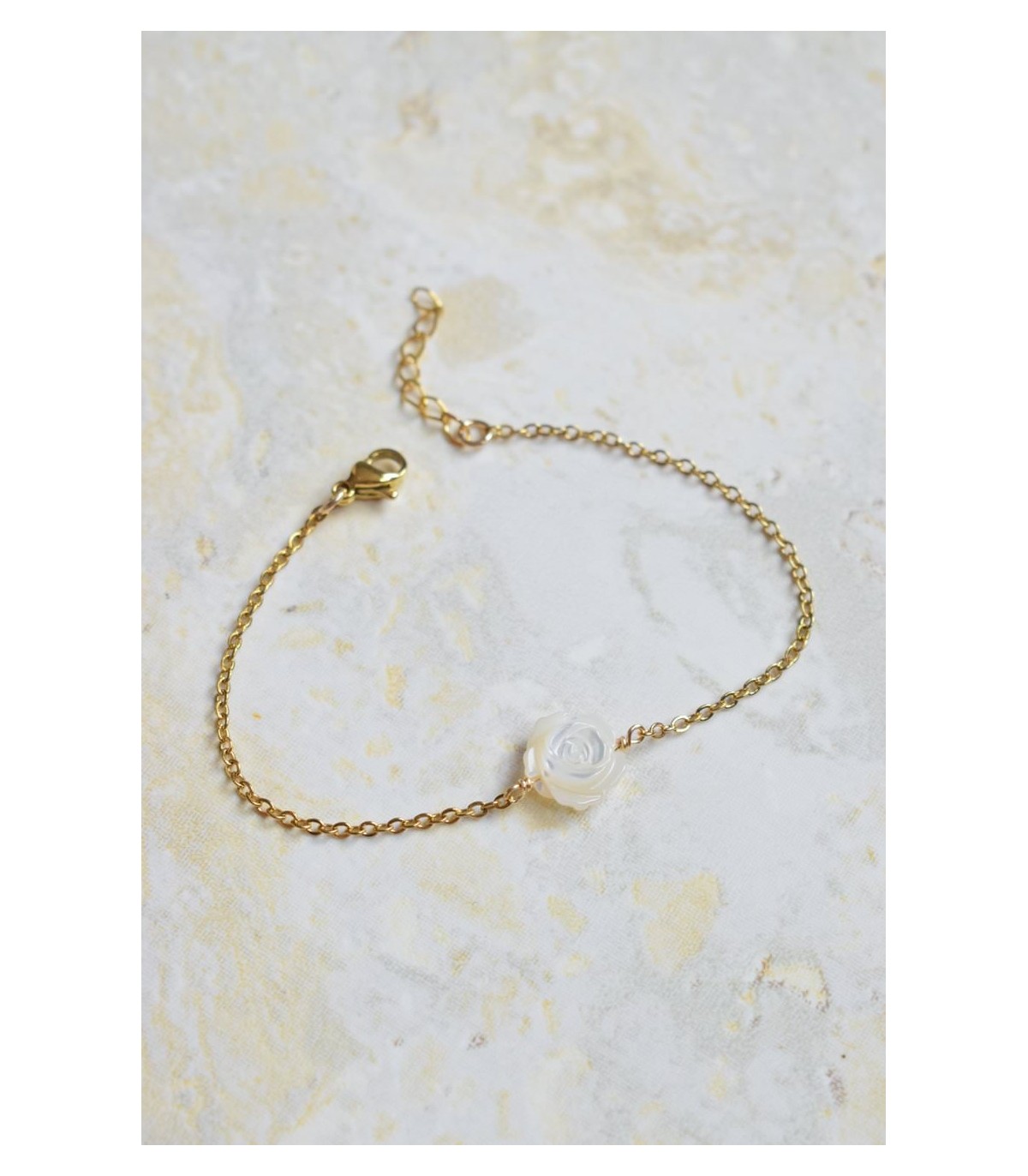 bracelet avec une fine chaine dorée en acier inoxydable et une jolie fleur de nacre