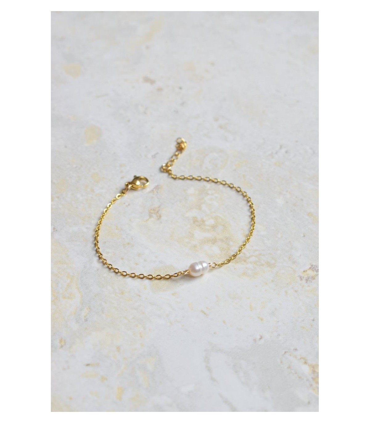 bracelet minimaliste avec chaine doree et perle de culture