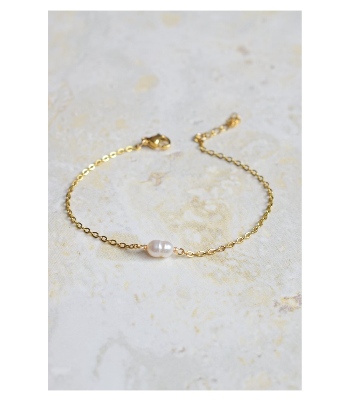 bracelet minimaliste en acier inoxydable avec une toute petite perle de culture nacrée