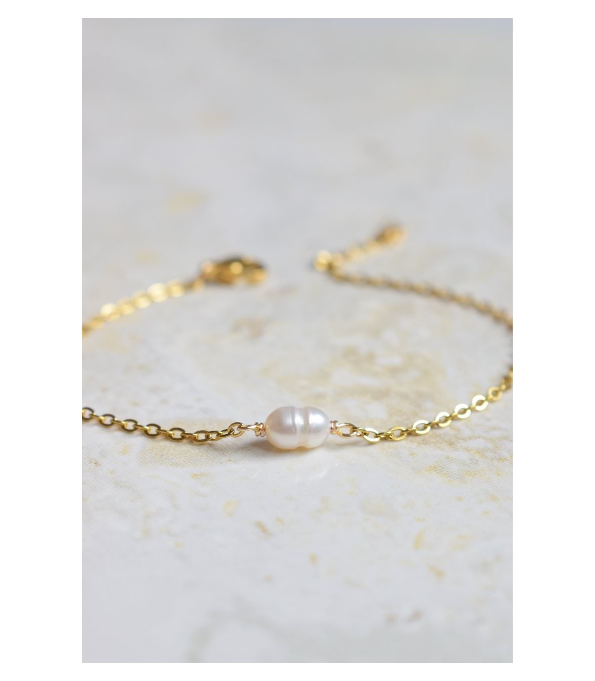 bracelet fin avec chaine dorée en acier et perle nacrée