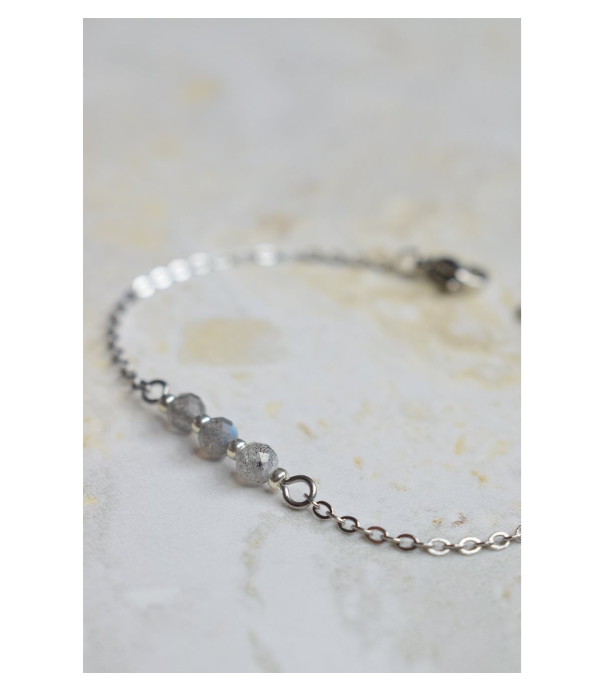 bracelet minimaliste avec 3 perles de labradorite sur chaine acier inoxydable