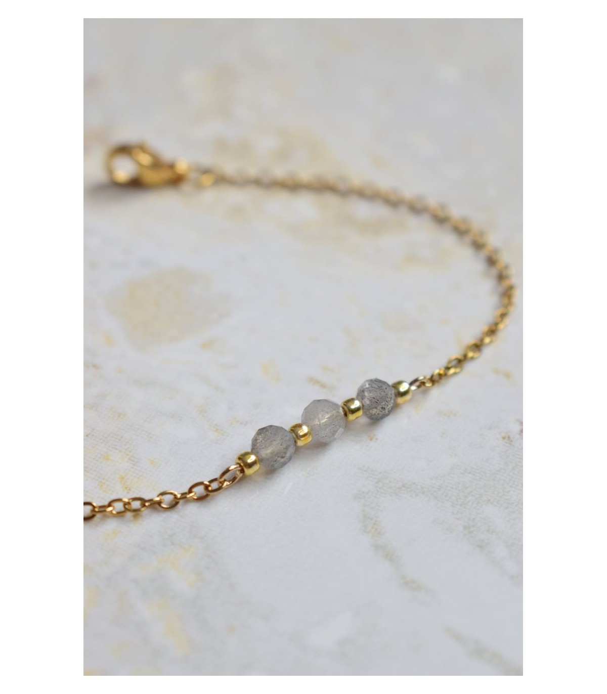 bracelet minimaliste doré chaine acier inoxydable et perles de labradorite