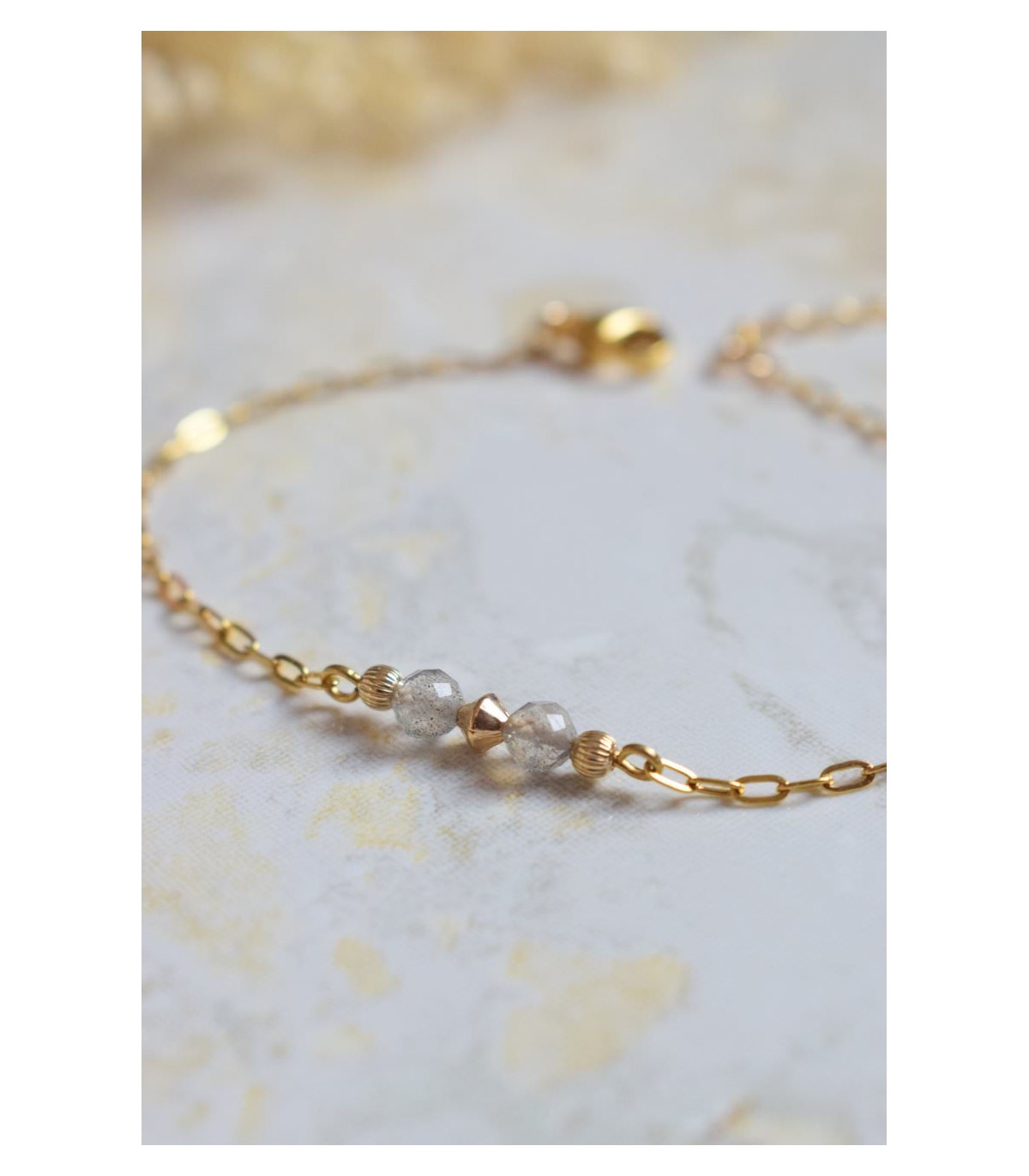 bracelet avec des perles de labradorite avec des reflets, et perles dorées sur fine chaine acier doré