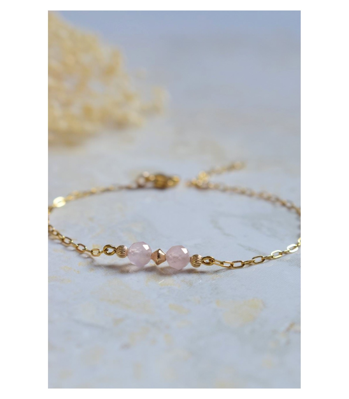 bracelet minimaliste chaine dorée et perles de quartz rose