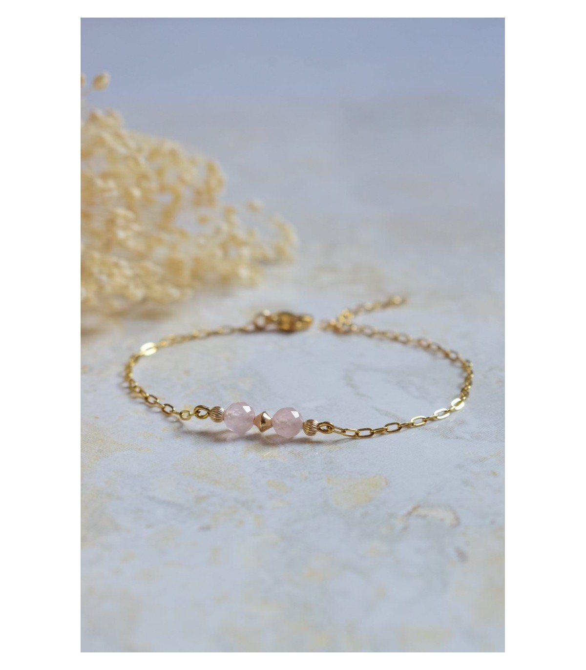 bracelet avec des perles de quartz rose fines sur une chaine en acier inoxydable minimaliste