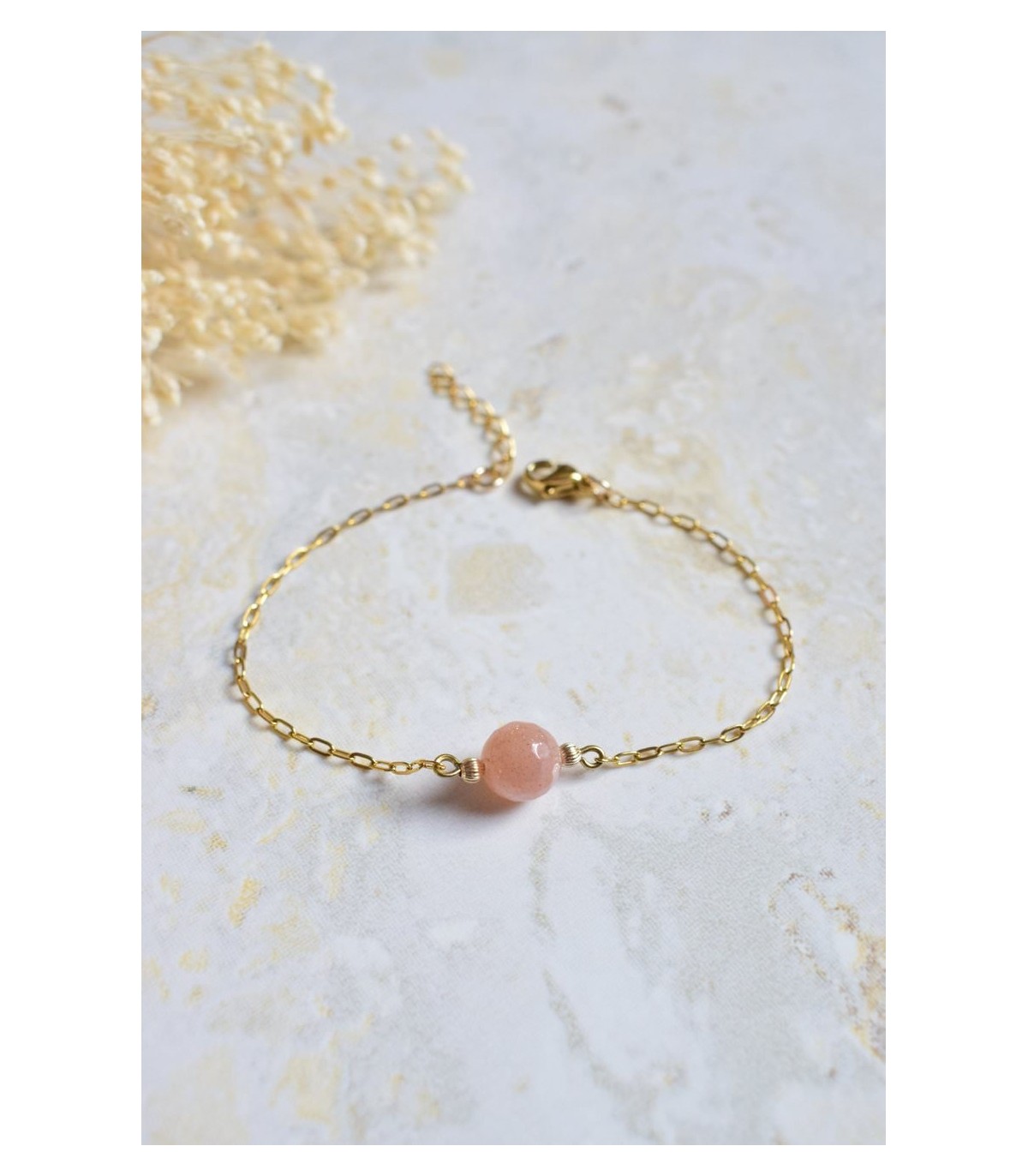 bracelet minimaliste chaine dorée avec pierre de lune pêche