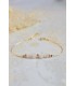 bracelet avec des pierres de lune blanche montées sur une fine chaine dorée
