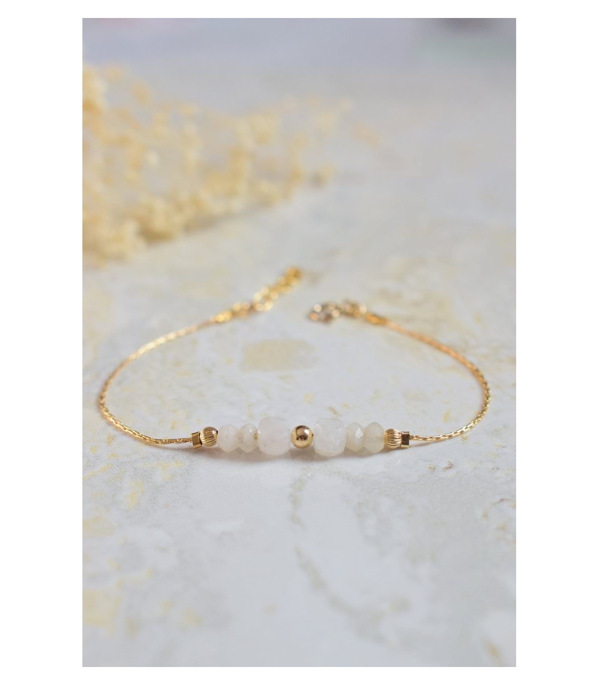 bracelet avec des pierres de lune blanche montées sur une fine chaine dorée