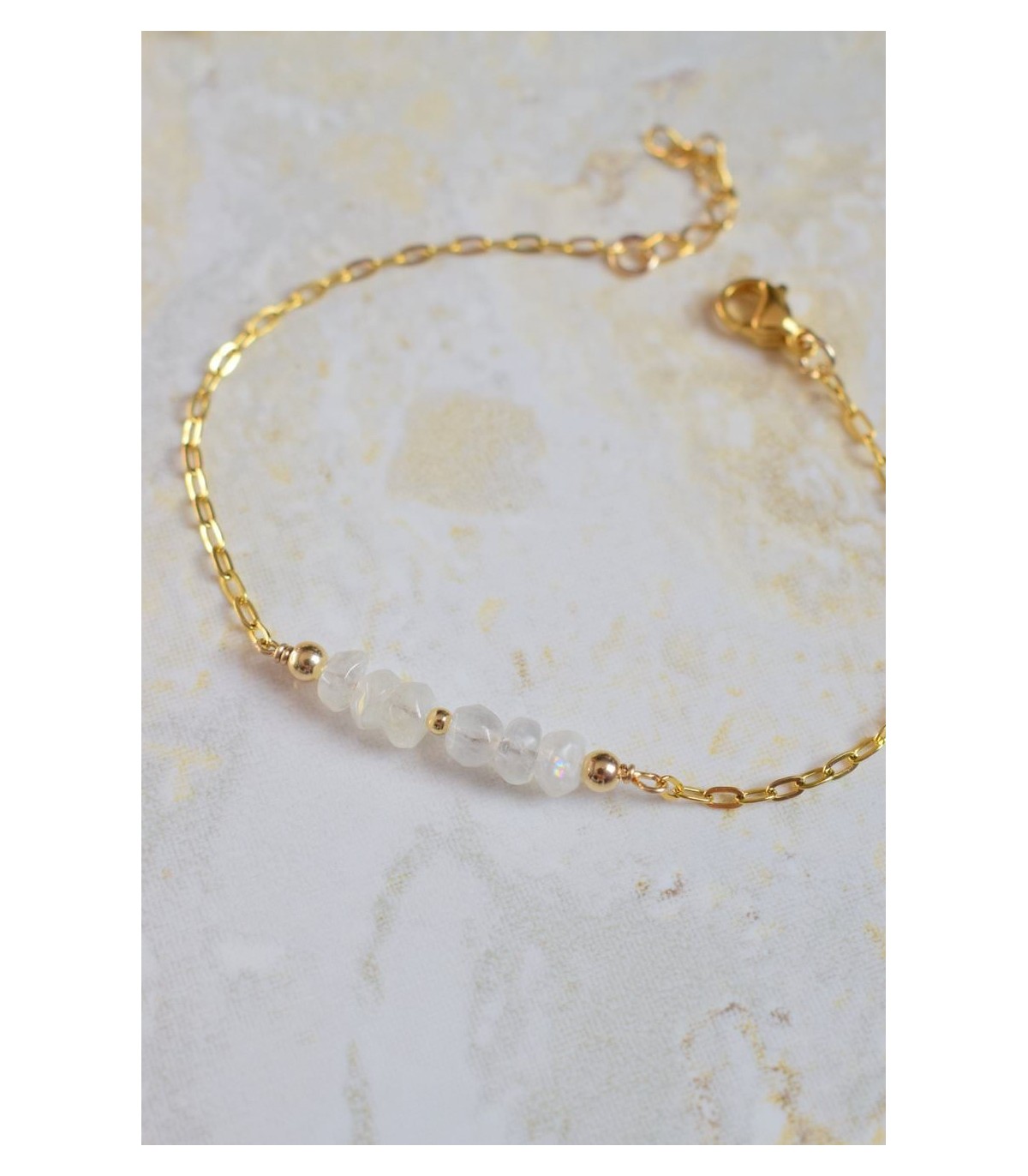 bracelet doré en acier avec des perles de pierre de lune