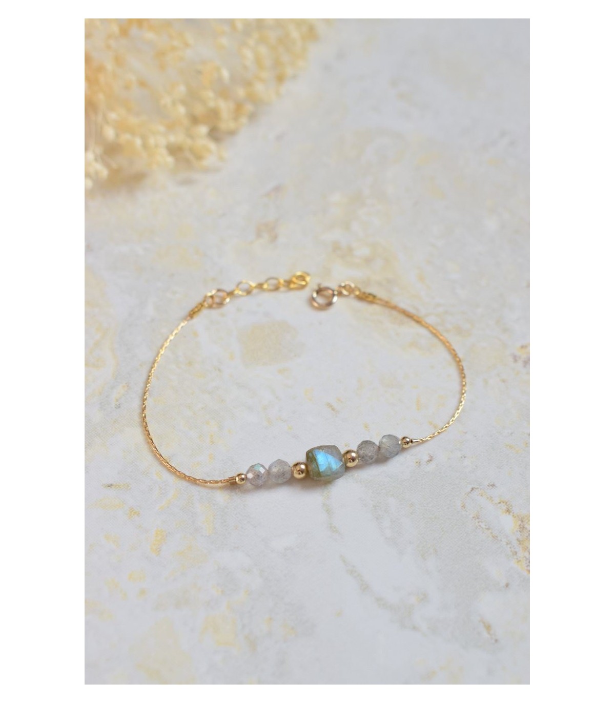 bracelet doré avec perles de labradorite bleu gris