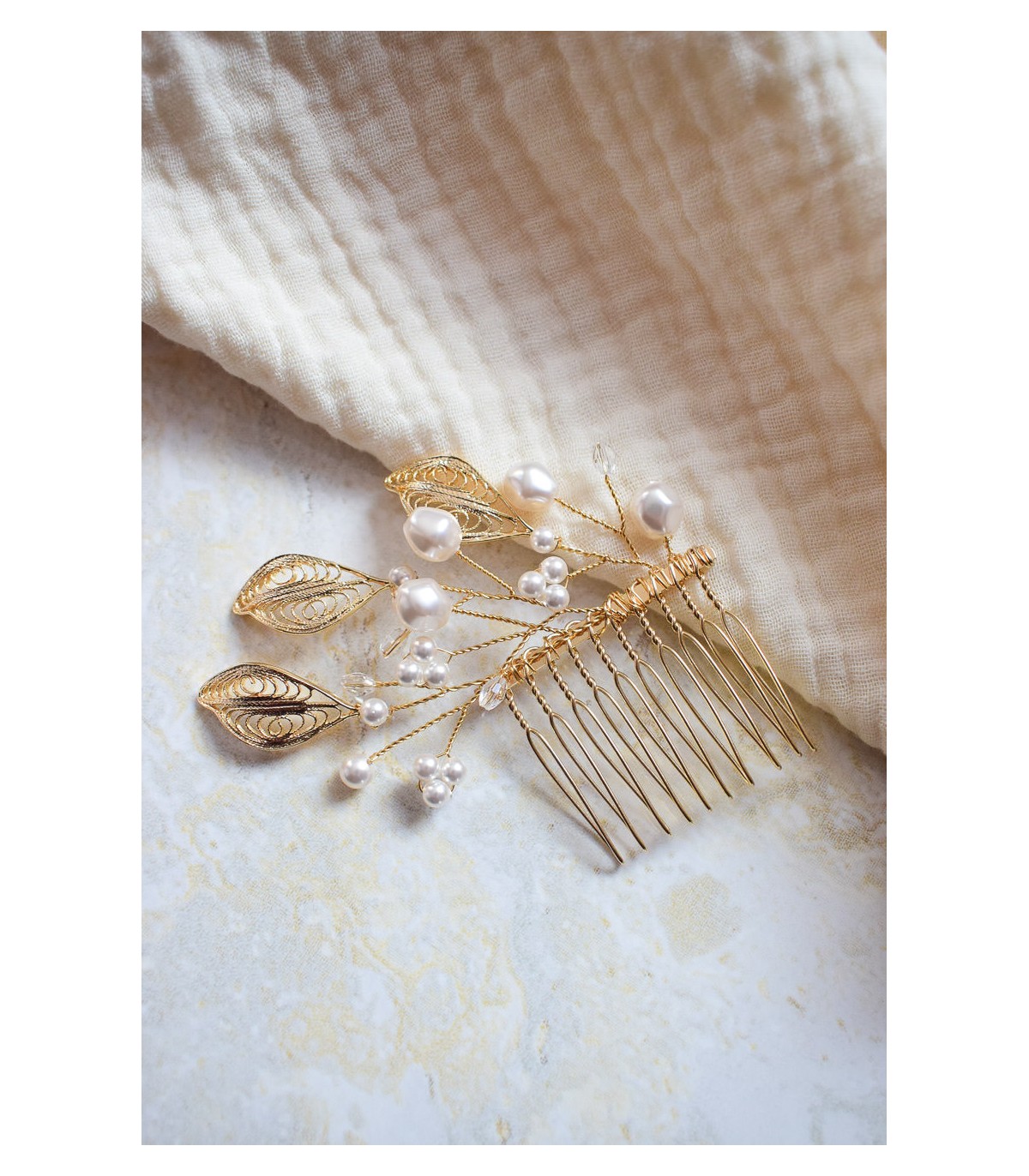 peigne à cheveux de mariage avec des branches de perles et de feuilles dorées