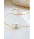 bracelet pour la mariée avec une perle et des cristaux transparents sur fine chaine dorée