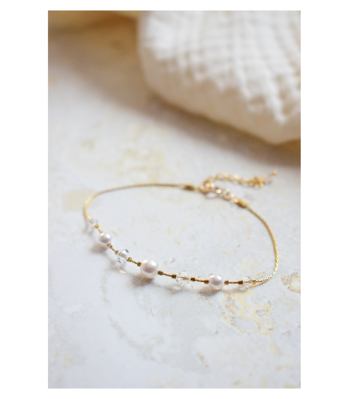 bracelet de mariage Savanah avec fines perles nacrées et de cristal sur une chaine dorée
