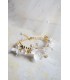 Bracelet de mariage romantique avec des fleurs et des perles en porcelaine froide.