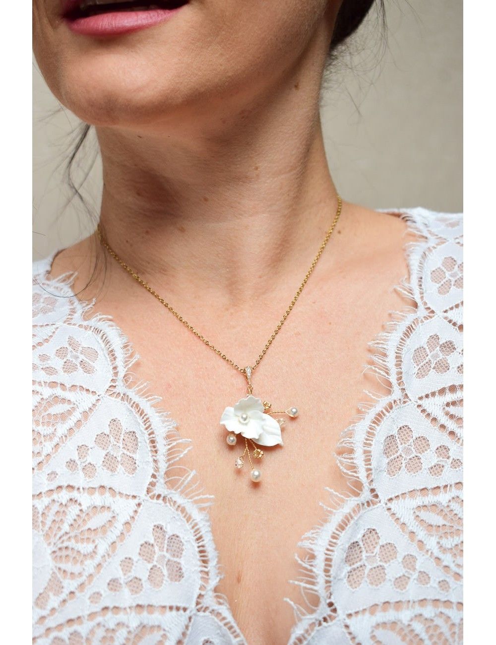 Collier pour la mariée Romance avec fleur en porcelaine et branchages