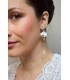boucles d'oreilles pour la mariée romantique avec des fleurs en porcelaine froide blanche et une cascade de perles