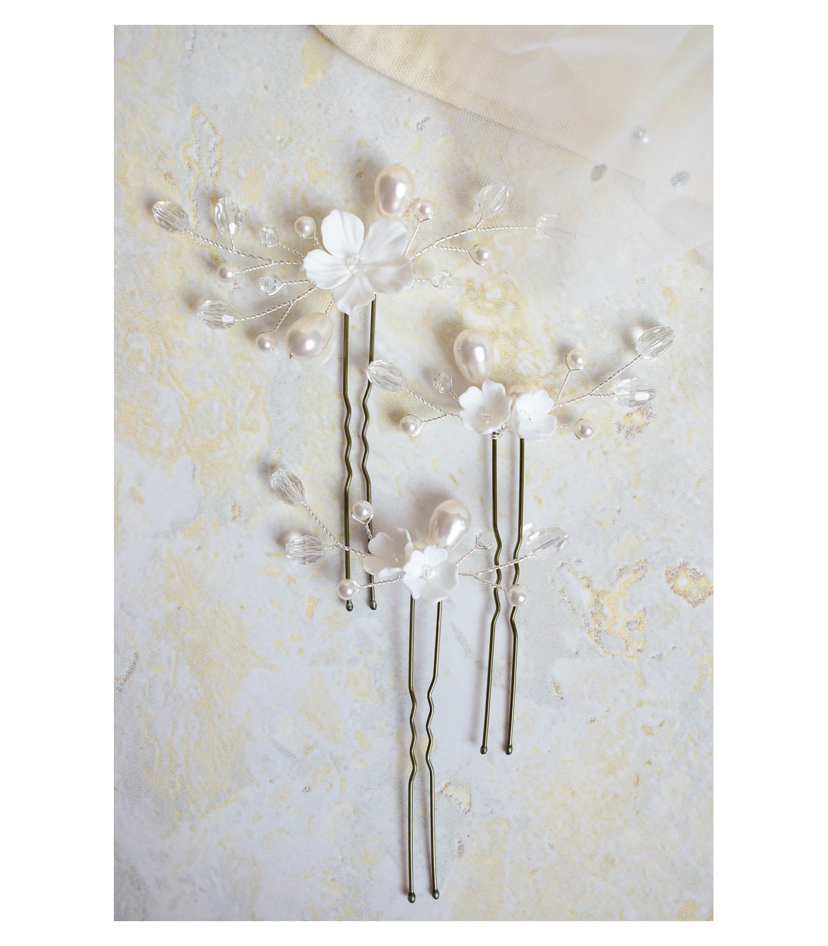 pics à cheveux avec des fleurs en porcelaine froide et des perles pour la mariée