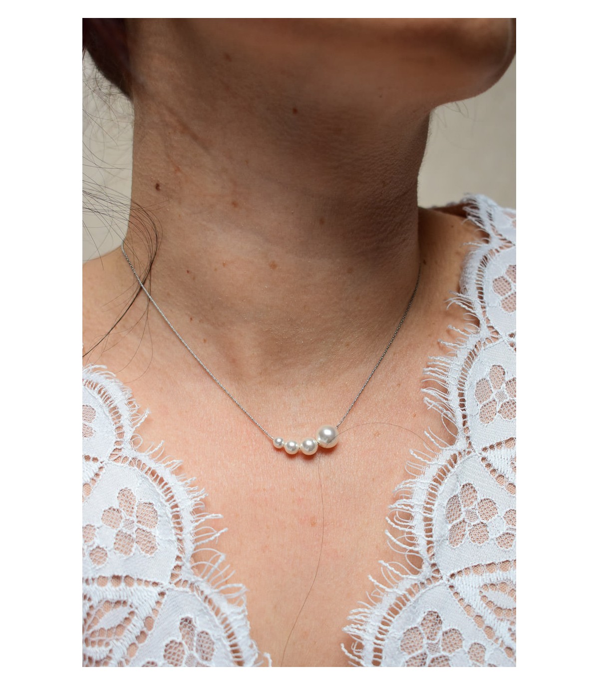 collier de mariage minimaliste avec des perles blanches au creux du cou