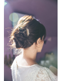 Peigne Juliette pour le chignon de la mariée, composé de perles nacrées et de strass, afin d'agrémenter en toute discrétion votr