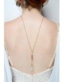 Collier de dos pour mariée en robe dos nu style bohème chic.