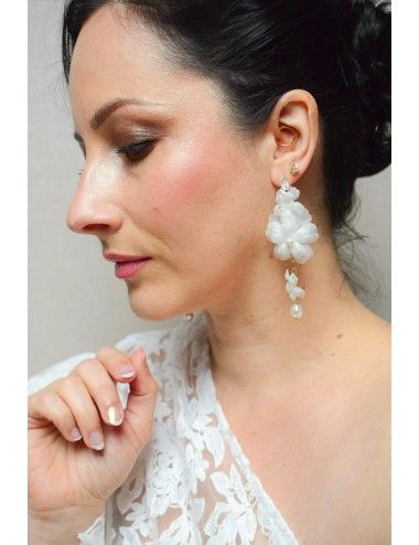 Boucles d'oreilles Blush romantiques avec une cascade de fleurs