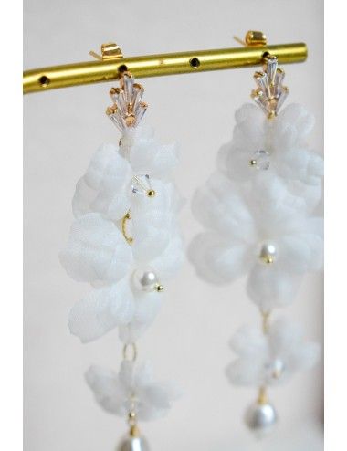 Boucles d'oreilles Blush romantiques avec une cascade de fleurs