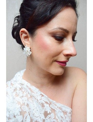 Créoles pour la mariée modèle Olga avec des fleurs et pierre de Lune