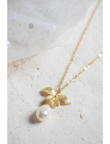 Collier de mariée Sylvia avec une fine chaine et goutte nacrée.