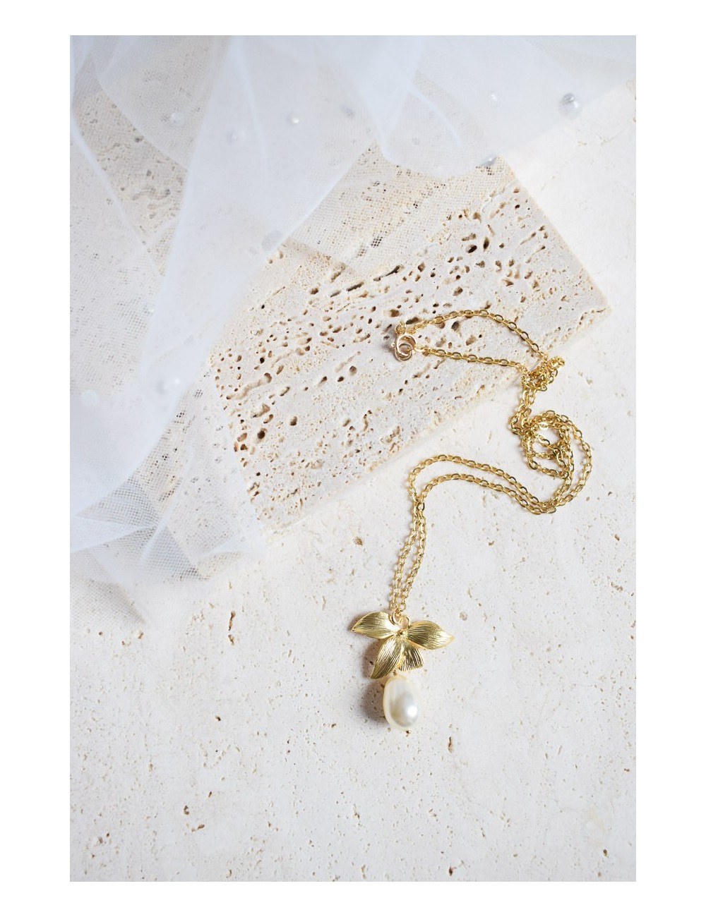 Collier de mariée Sylvia avec une fine chaine et goutte nacrée.