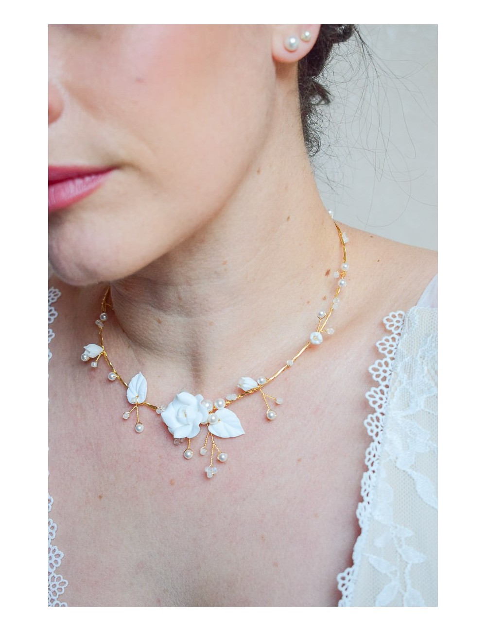 Collier de mariée romantique Julia, avec des fleurs et des perles