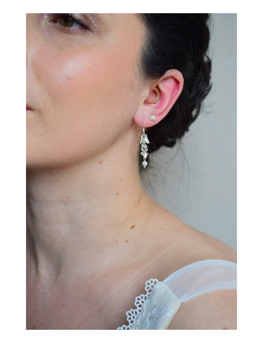 Boucles d'oreilles de mariage de style champêtre avec fleurs et perles