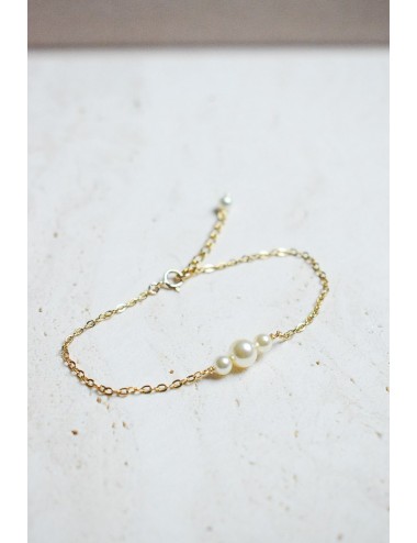 Bracelet de mariée modèle Léa minimaliste perles nacrées.