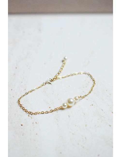 Bracelet de mariée modèle Léa minimaliste perles nacrées.