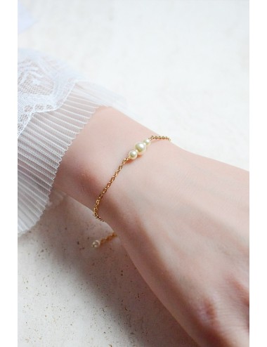 Bracelet de mariée modèle Léa minimaliste perles nacrées.