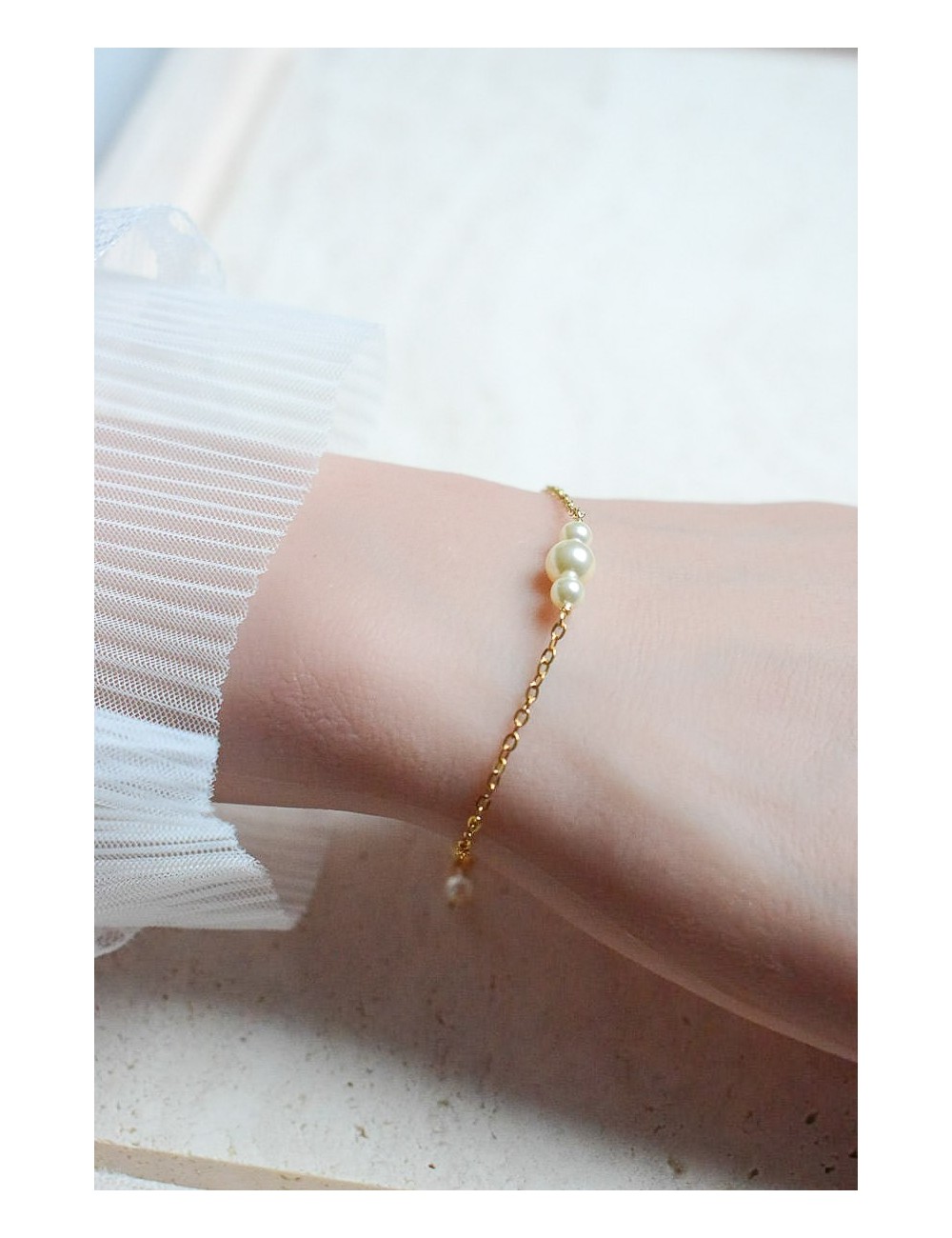 Bracelet de mariée modèle Léa minimaliste perles nacrées.