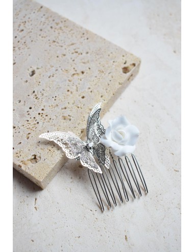 Peigne à cheveux pour la mariée avec un papillon et une rose