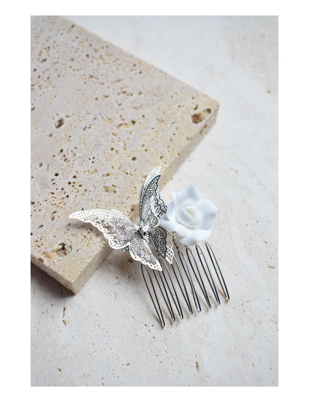 Peigne à cheveux pour la mariée avec un papillon et une rose