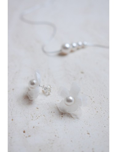 Boucles d'oreilles pour mariée avec des fleurs de soie sur le lobe