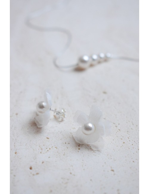 Boucles d'oreilles pour mariée avec des fleurs de soie sur le lobe