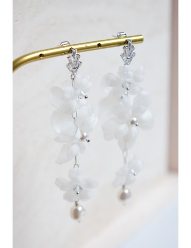 Boucles d'oreilles Blush romantiques avec une cascade de fleurs