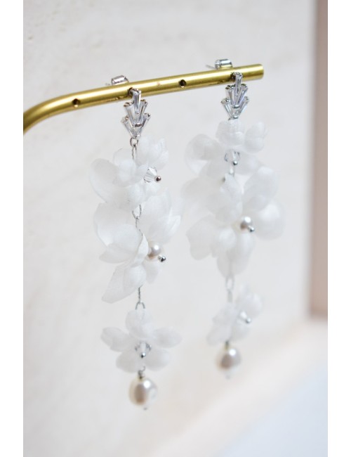 Boucles d'oreilles Blush romantiques avec une cascade de fleurs
