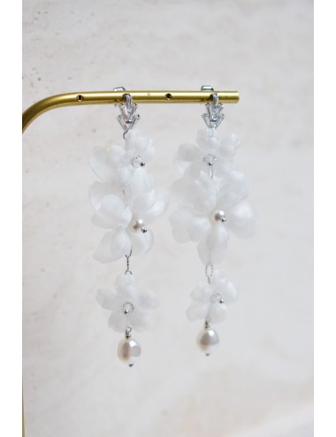 Boucles d'oreilles Blush romantiques avec une cascade de fleurs