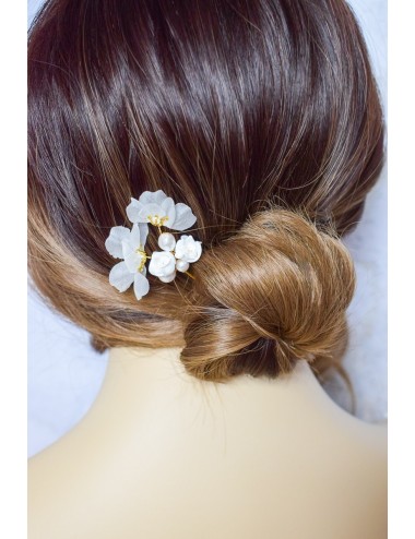 Pic à cheveux romantique composé de diverses fleurs en soie et perles