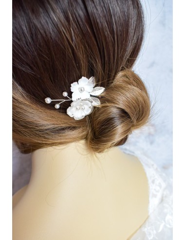Pic à cheveux avec des fleurs champêtres pour la mariée
