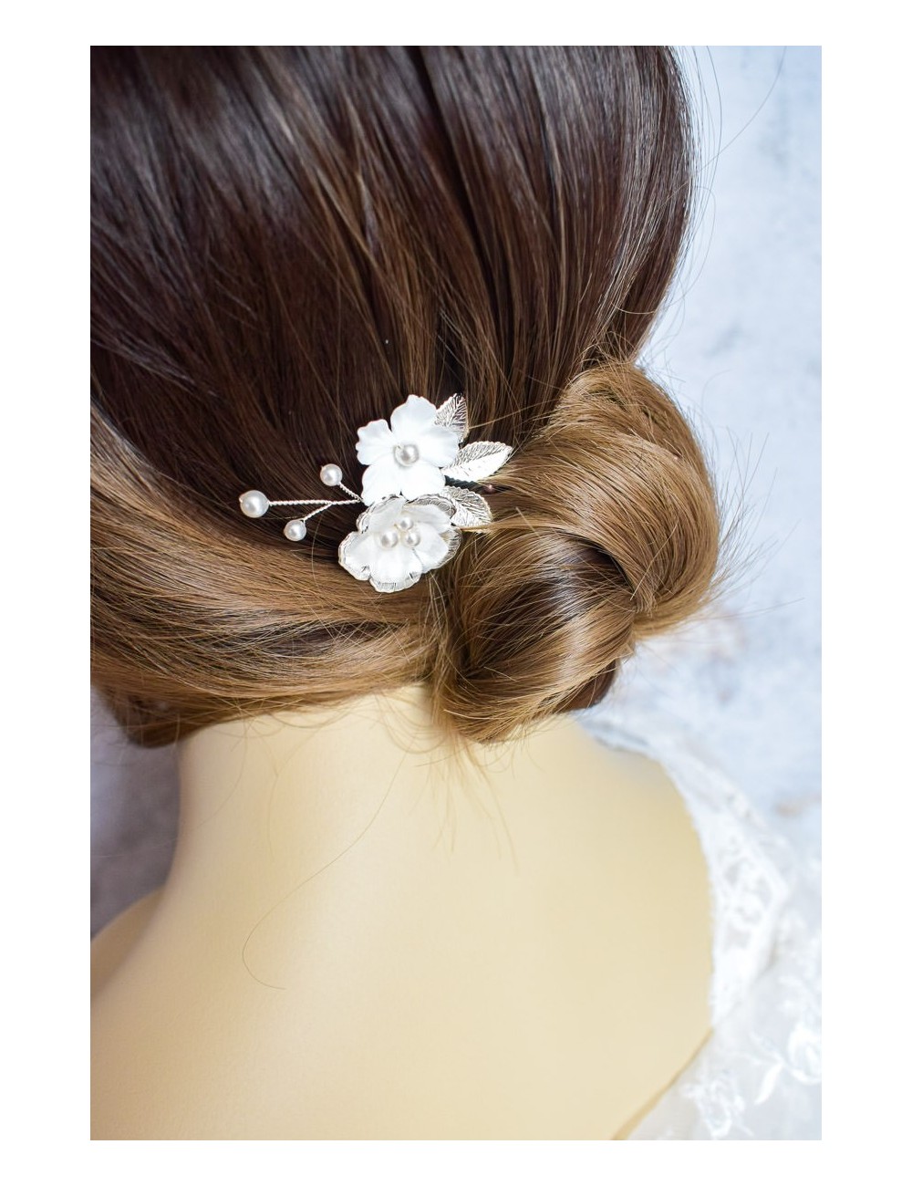 Pic à cheveux avec des fleurs champêtres pour la mariée