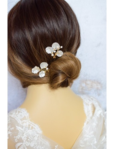 2 jolis pics avec des perles et pétales nacrés pour mariée romantique