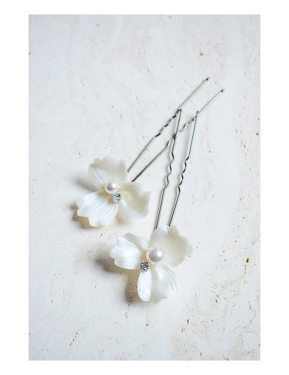 2 pics avec des fleurs à 3 pétales en porcelaine froide et perles