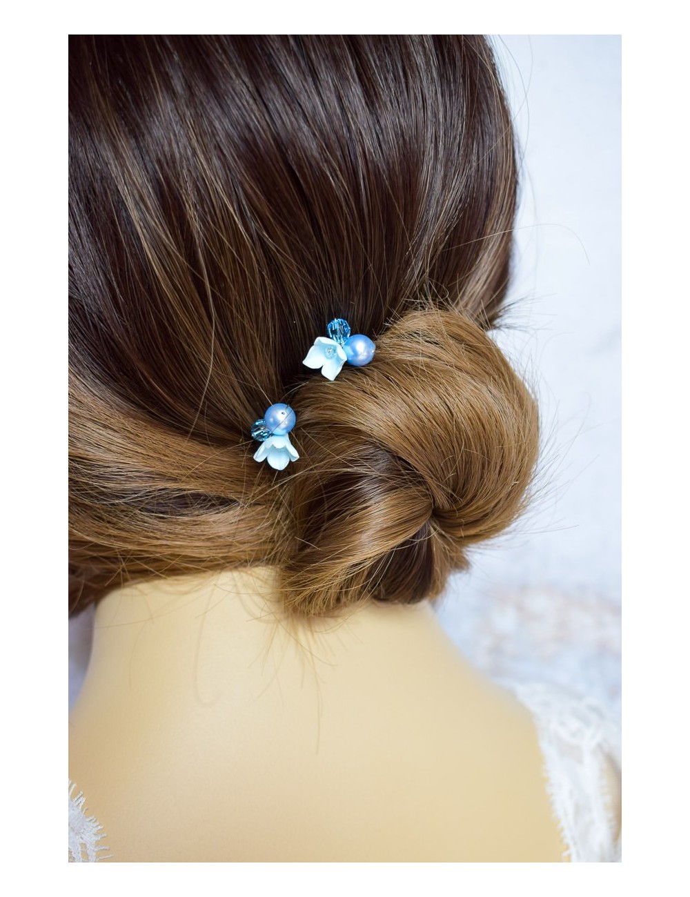 Pic à cheveux ''Something blue'' pour la mariée avec des fleurs