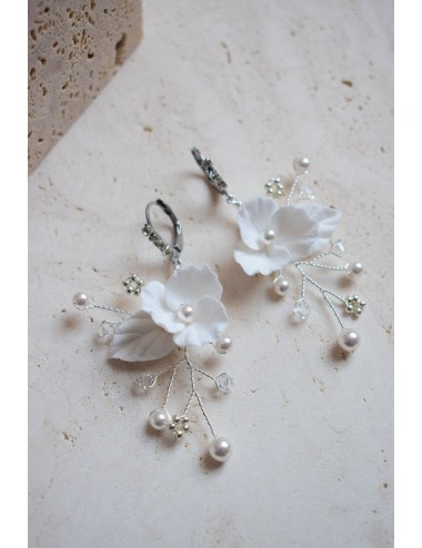 Boucles d'oreilles pour la mariée romantique avec fleur et perles